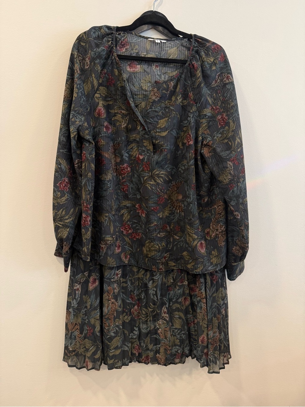 Women’s Dark Floral Long Sleeve Pleated set